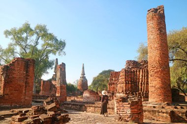 Wat Phra Si Santhe Temple 'ın içindeki kalıntıları ve Tayland' daki Ayutthaya Tarihi Parkı 'ndaki Kraliyet Sarayı' nı keşfeden kadın ziyaretçi.