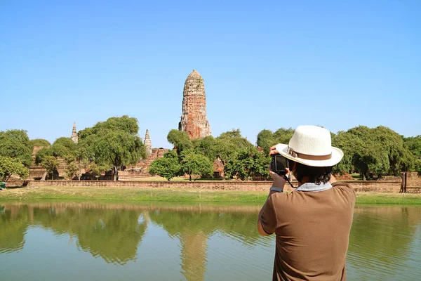 Muž Fotografování Středověkého Prang Wat Phra Ram Temple Ruins Ayutthaya — Stock fotografie