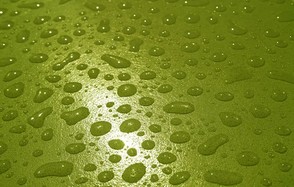 Yağan Zeytin Yeşili Yağmurdan Sonra Akrilik Masanın Üstündeki Damlacıklarının Yakınlaştırılması — Stok fotoğraf