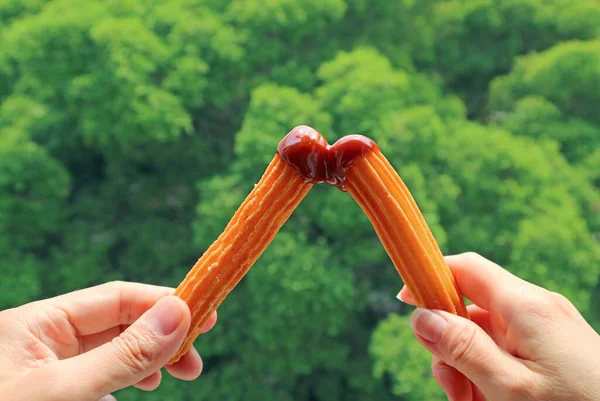 Χέρια Ζευγαριού Clinking Sticks Caramel Sauce Dipped Churros Ενάντια Στο — Φωτογραφία Αρχείου