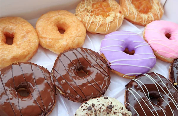 Sluitingen Van Heerlijke Donuts Een Doos — Stockfoto