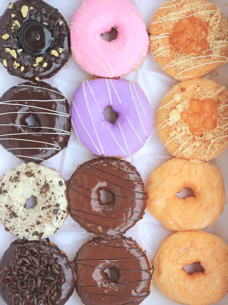 Een Grote Doos Van Kleurrijke Assortiment Heerlijke Donuts — Stockfoto
