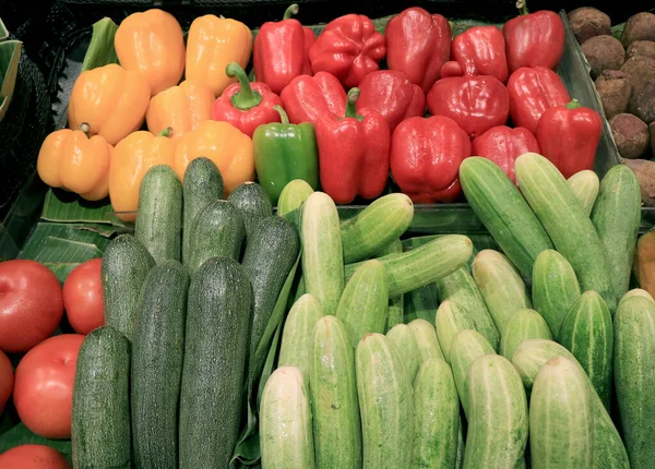 Closeup Fresh Zucchinis Cucumbers Bell Peppers Market Stall — Stok Foto