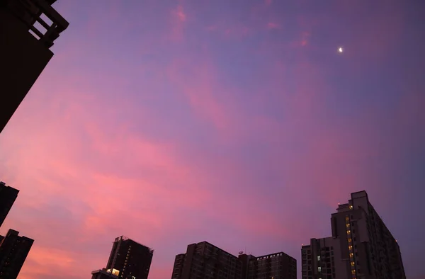 Закатное Небо Над Городом Яркой Четверти Луны — стоковое фото