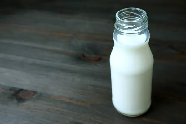 Una Bottiglia Latte Isolata Fondo Legno Nero — Foto Stock