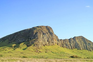 Rano Raraku volkanı, efsanevi Moai taş ocağı. Yokuşunda terk edilmiş Moai heykellerinden oluşan büyük bir grup var. Paskalya Adası, Şili.