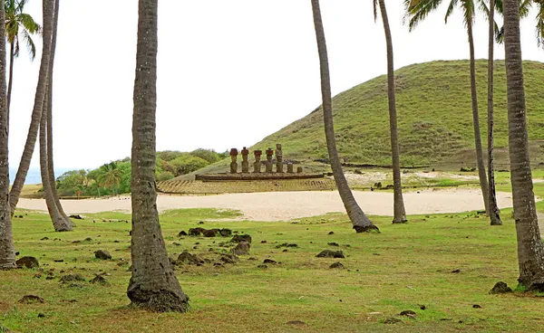 位于智利复活节岛Anakena海滩的Ahu Nau Nau七个莫埃人和Ahu Ature Huki仪式平台的单个莫埃人 — 图库照片
