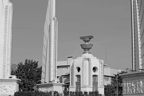 Monocromatico Immagine Della Democrazia Monumento Situato Sul Circolo Del Traffico — Foto Stock