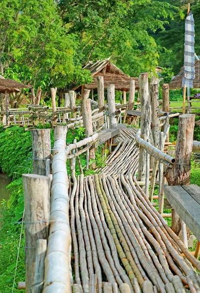 Bamboe Brug Leidt Naar Een Landelijke Dorp Van Thailand Noordelijke — Stockfoto