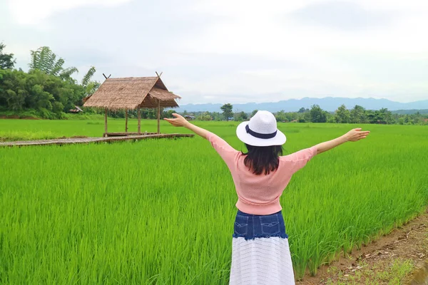 Szczęśliwa Kobieta Czuje Się Odświeżona Tętniącym Życiem Zielonym Polu Ryżowym — Zdjęcie stockowe