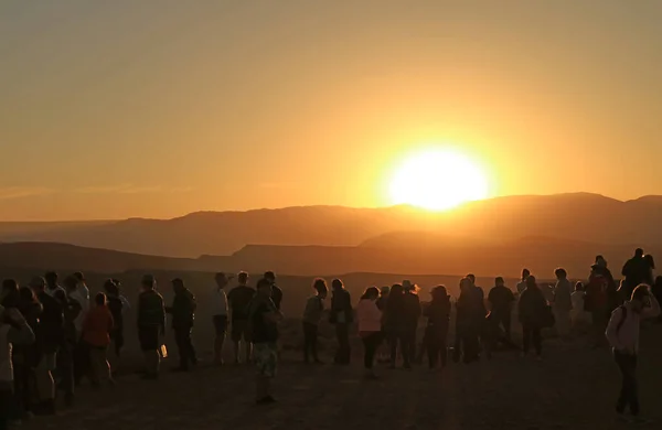 在智利北部Los Flamencos国家保护区Atacama沙漠的Valle Luna观看落日美景的许多游客的轮廓 — 图库照片