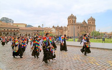 Peru Güzel Gökkuşağı Kıyafetleri Töreni (Cusco Şehri Resmi Bayrağı Rengi), 6 Mayıs 2018 'de Plaza de Armas, Cusco, Peru