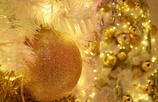 Splendidi Ornamenti Dorati Scintillanti Sull Albero Natale — Foto Stock