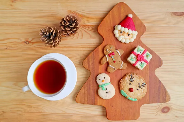 Draufsicht Auf Verschiedene Weihnachtsplätzchen Mit Heißem Tee Und Trockenen Tannenzapfen — Stockfoto