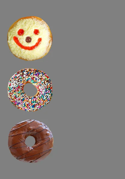 Rij Van Delectable Assorted Donuts Geïsoleerd Grijze Achtergrond — Stockfoto