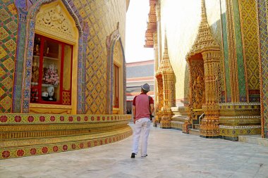 Wat Ratchabophit Budist Tapınağı, Bangkok, Tayland 'daki Pagoda Üssünde Dairesel Koridor boyunca Gezen Ziyaretçi