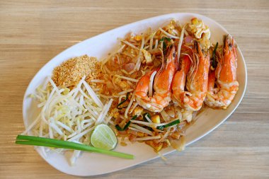 Tabak dolusu Lezzetli Pad Thai veya Tayland usulü Kızarmış Erişte.