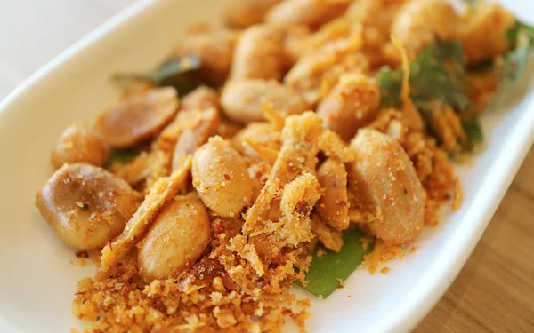 Thai Snack Mit Scharfen Gerösteten Erdnüssen Und Kräutern — Stockfoto