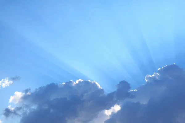 Raios Sol Espetaculares Brilhando Através Das Nuvens Fofas — Fotografia de Stock