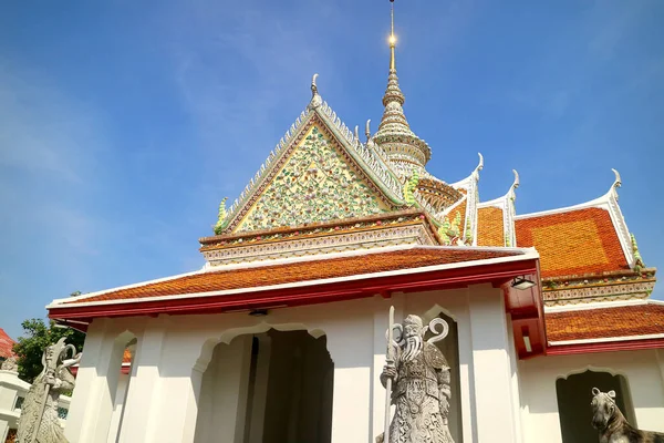 Dentro Lindo Portão Oriental Wat Arun Temple Com Esculturas Pedra — Fotografia de Stock