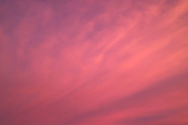 Büyüleyici Gradyan Mor ve Pembe Bulutlu Gökyüzü Günbatımı Artçığı ile