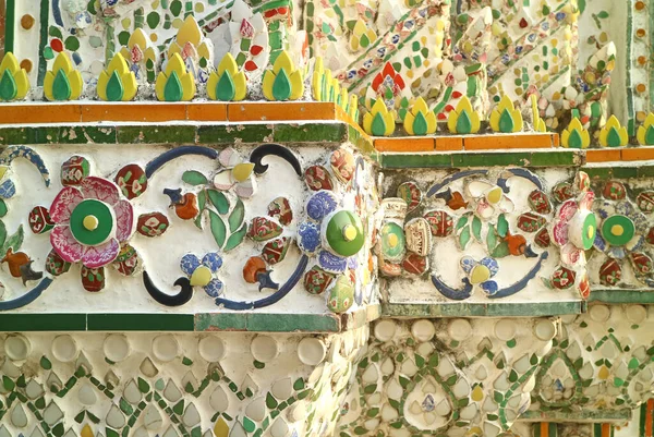Szczegóły Architektoniczne Prang Wat Arun Ozdobione Kawałkami Porcelany Kiedyś Używane — Zdjęcie stockowe