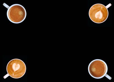 Cappuccino 'nun Sanatsal Çerçevesi, Kalp Şeklinde Latte Sanatı ve Köpüklü Espresso Kahveleri Siyah Arkaplanda