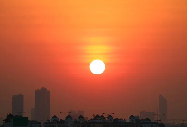 Jasné Slunce Úžasné Oranžové Obloze Nad Skupinou Mrakodrapů — Stock fotografie