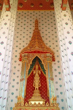 Büyüleyici Niramitr Buddha Görüntüsü Wat Arun Düzenleme Salonu 'nun ön girişinde ya da Şafak Tapınağı, Bangkok, Tayland
