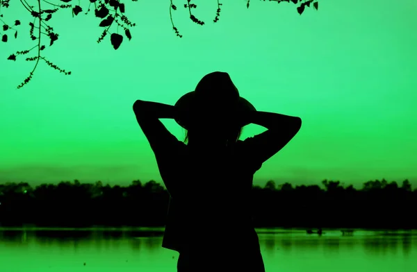 在海上泡沫绿色湖滨的景色下 流行艺术风格的一个女人放松姿势的轮廓 — 图库照片
