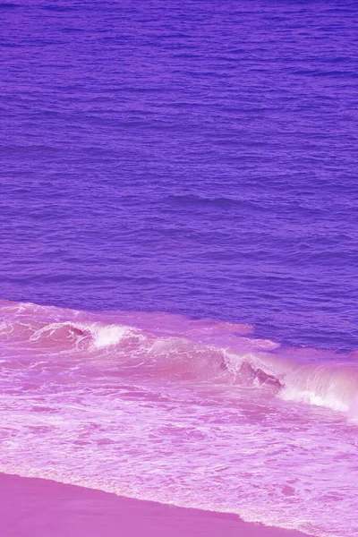 ポップアートシュールなスタイルの紫とピンクの大きな海の波が空の砂浜でクラッシュ — ストック写真