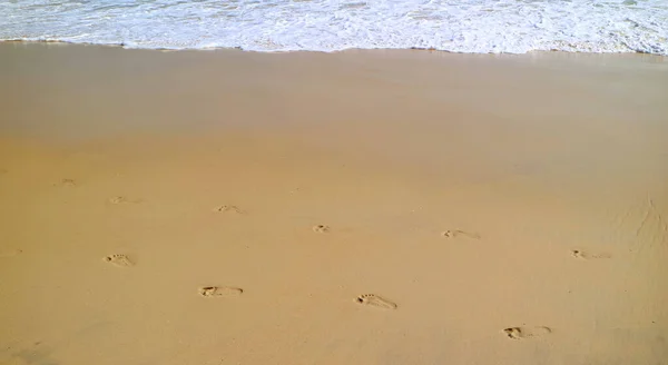 Footprints Two Person Beach Sea Foam Splashing — Zdjęcie stockowe