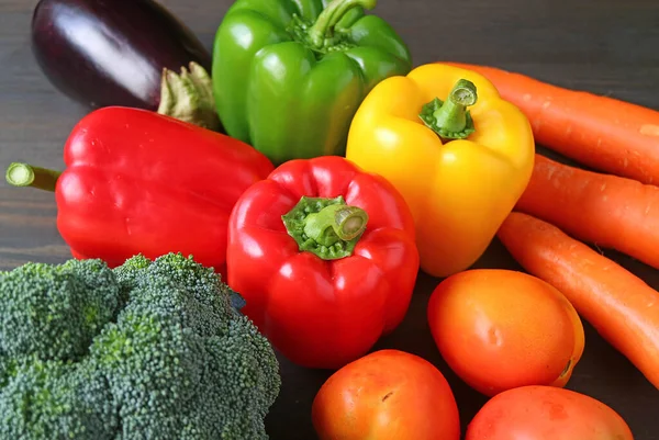 Warna Warni Berbagai Macam Sayuran Segar Pada Latar Belakang Kayu — Stok Foto