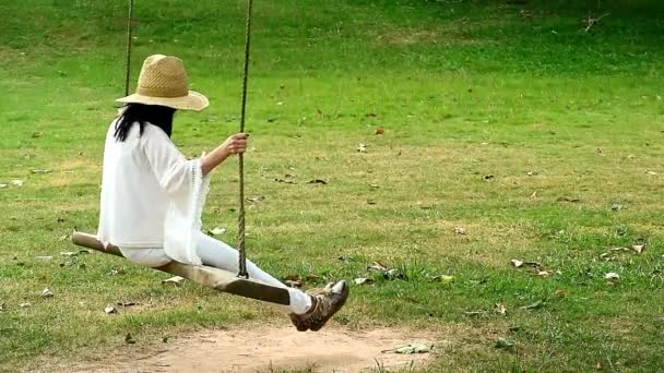 Footage Woman Straw Hat Relaxing Wooden Swing — ストック動画