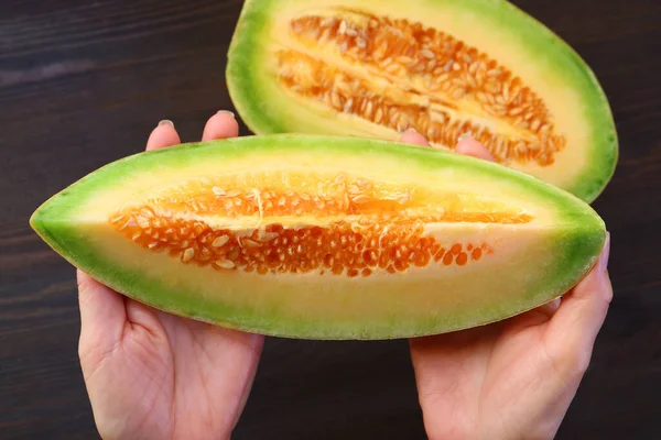 Gros Plan Une Tranche Melon Thaï Mûr Frais Dans Les — Photo