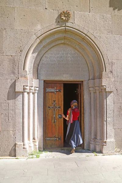 Žena Kaplí Závojem Vstupující Katoghike Katedrála Kostela Středověkého Klášterního Komplexu — Stock fotografie