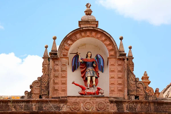 Imponująca Statua Archanioła Michała Sławiącego Diabła Fasadzie Kościoła Triumfu Cuzco — Zdjęcie stockowe