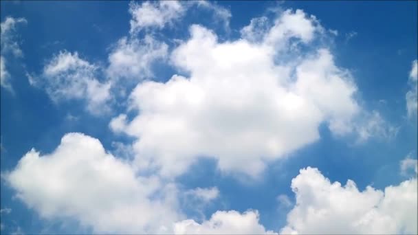 Saf Beyaz Bulutların Zaman Hızı Görüntüsü Mavi Gökyüzünde Akıyor — Stok video