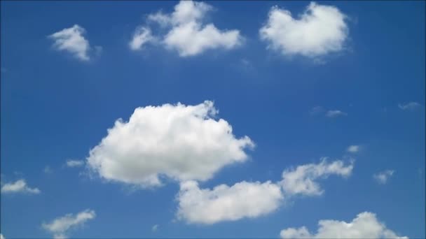 Відеозаписи Чистих Білих Хмар Плавають Блакитному Небі — стокове відео