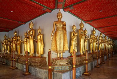 Wat Pho Tapınağı, Bangkok, Tayland boyunca Tayland 'ın farklı bölgelerinden Sersemletici Altın yaldızlı Buda resimleri