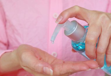 Yaklaşan Kadın Eli Alkol Bastıran Jel Temizleyici Eller İçin Yeni Normalin Fikri