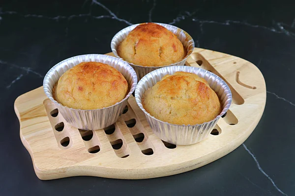 Verse Gebakken Zelfgemaakte Bananenmuffins Mallen Een Houten Bord — Stockfoto