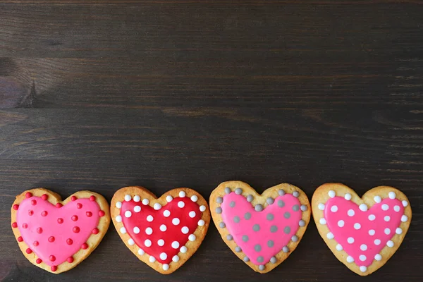 Reihe Von Schönen Herzförmigen Tupfen Königliche Zuckerguss Plätzchen Auf Schwarzem — Stockfoto