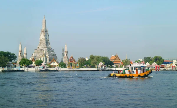 Imponujący Widok Wat Arun Lub Świątynię Świtu Brzegu Rzeki Chao — Zdjęcie stockowe