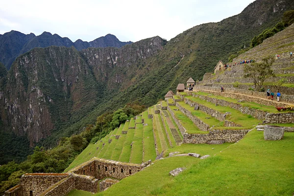Grupos Visitantes Explorando Sítio Arqueológico Cidadela Inca Machu Picchu Região — Fotografia de Stock