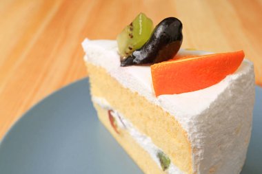 Tahta masadaki taze meyveli Vanilyalı Chiffon Pastası.