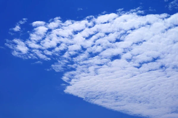 深蓝色天空中纯净的白云积云 — 图库照片