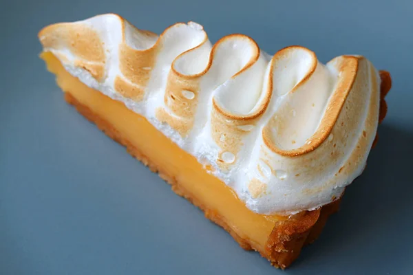 Closeup Slice Tasty Lemon Meringue Tart Blue Plate — Stock Photo, Image