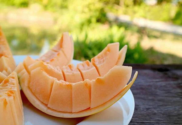 Płyta Plastrów Mouthwatering Fresh Cantaloupe Melon Ogrodzie Drewniany Stół — Zdjęcie stockowe
