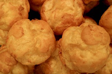 Taze fırınlanmış Fransız Choux Pastası Topları Krema dolmadan önce Soğutma Şafağında